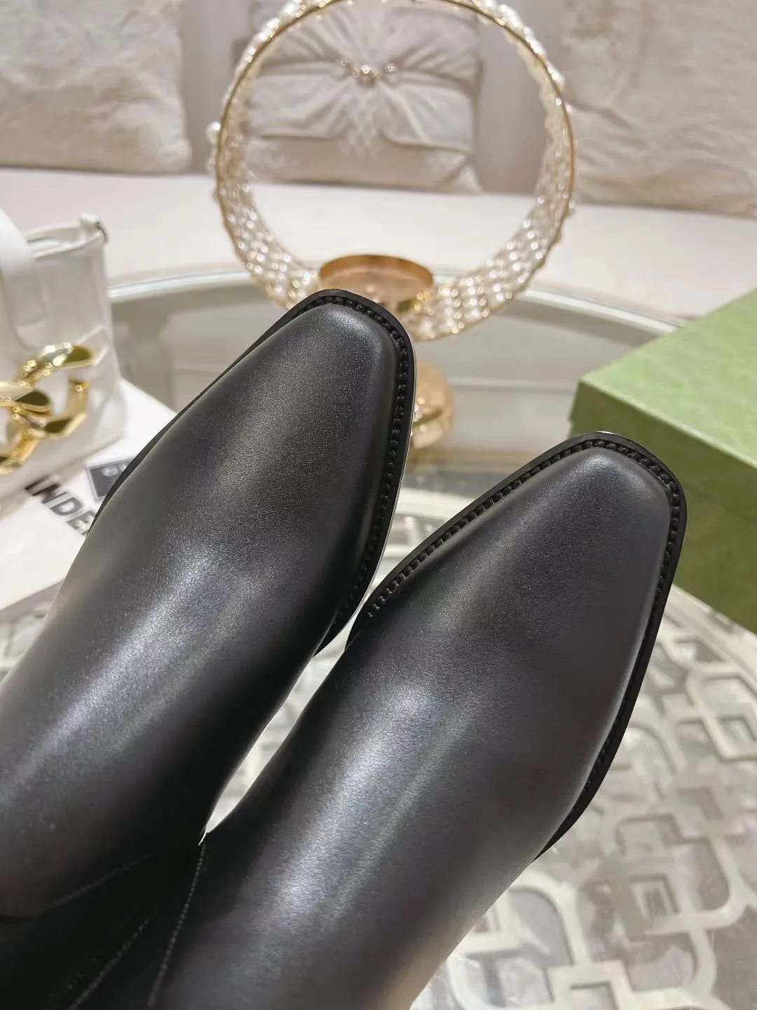 👟👟Ex-factory price 600👟👟 Gucci's latest popular half-horsebit detail boots for autumn and winter, European and American punk style riding boots, horsebit detail boots, the same style as the big-name street style darlings of European and American stars. Upper: Calfskin imported from Italy Size: 35-42#